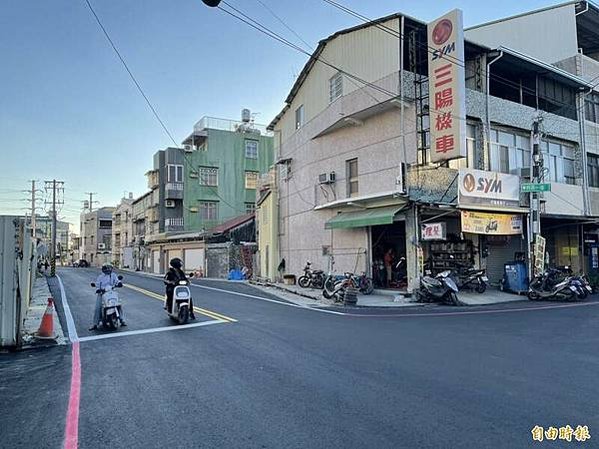 既成道路-地主放了簡易路障僅限小車通行，以致垃圾車、消防車等