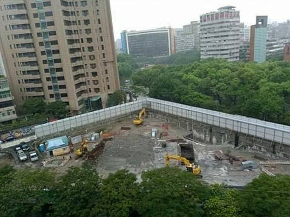 竹北天坑「520建案自救會」「豐采520」建案周邊道路至今共