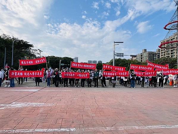 竹縣元旦升旗百名家長陳情「高中不足」除了家長自發陳情之外，民