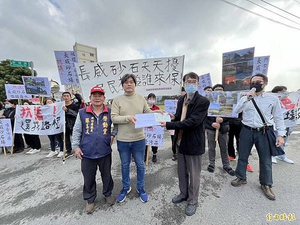 新竹縣湖口鄉東興村民抱怨，原來純樸優美的農村，自從長威砂石場