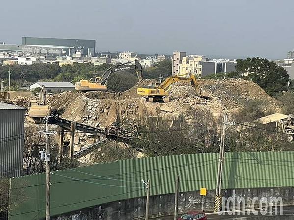 新竹縣湖口鄉東興村民抱怨，原來純樸優美的農村，自從長威砂石場