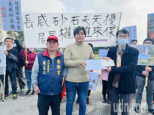 新竹縣湖口鄉東興村民抱怨，原來純樸優美的農村，自從長威砂石場