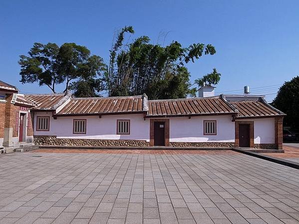 劉氏雙堂屋為新竹縣新埔最龐大的傳統客家建築，坐東北朝西南，原