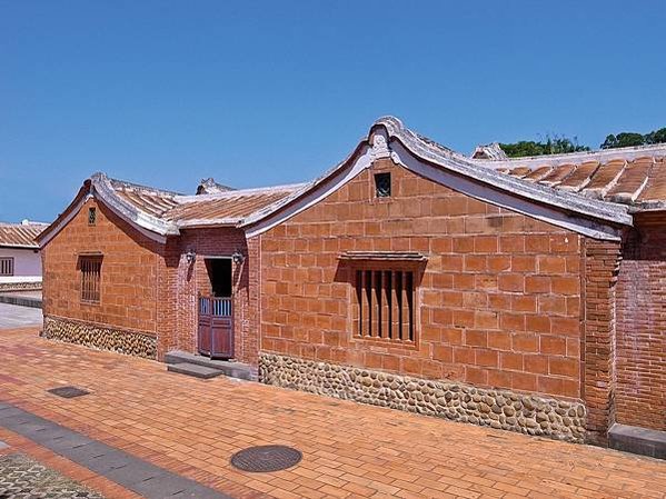 劉氏雙堂屋為新竹縣新埔最龐大的傳統客家建築，坐東北朝西南，原