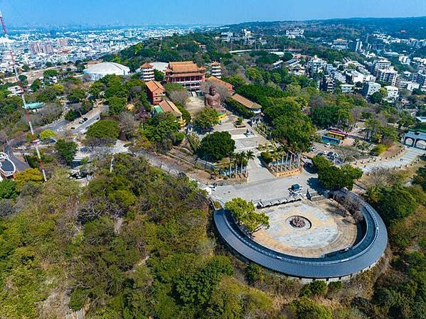 彰化八卦山大佛寺最近打造14尊小沙彌，放置在草皮上，守護大佛