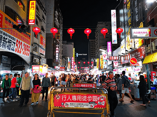 高雄包車一日遊八小時，佛光山駁二藝術文青洗禮，LOVE看高雄