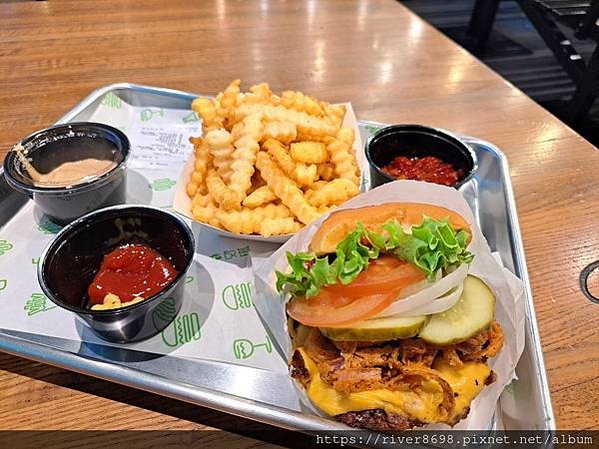 UAE_杜拜機場〝速食店SHAKE SHACK｜薯條、客製化