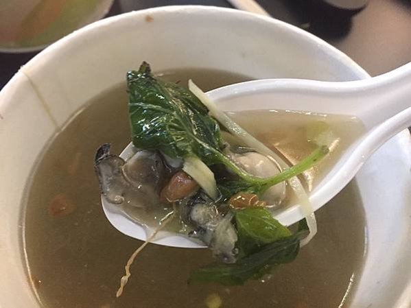 新竹湖口老字號美食老五鹹粥,半熟蛋搭配上他的滷肉飯濃濃的膠質讓人一吃再吃