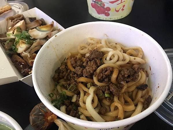 翟九麵食館是新竹在地人最愛的面料理,位於新竹巨城巨城附近這家巨城附近美食一定要吃它的肉燥乾麵