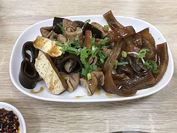 新竹火車站附近的好吃美食,那一家牛肉麵,原本開在園區附近的那一家,在火車站前的中華路也開分店囉！愛吃牛肉麵的朋友別錯過啦！