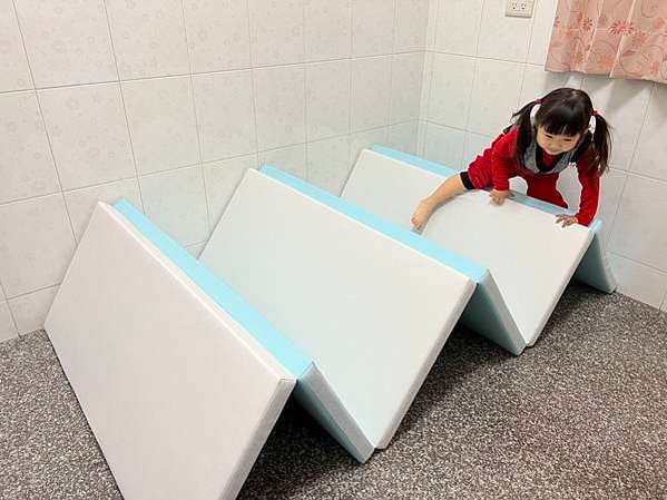 開箱「i-smart 聰明媽咪 兒童抗菌城堡地墊」