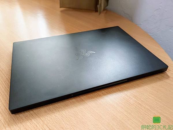 Razer  Blade Stealth 13-0(餅乾的3C札記)