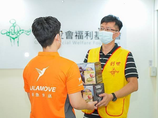 Lalamove幸福快送，助創世台中院遞送愛心水果禮盒(Lalamove提供)