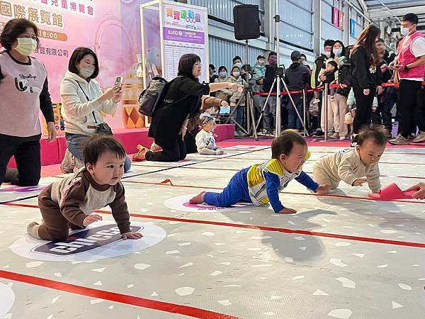 婦幼展最歡樂時刻，爸爸、媽媽與寶寶共同參加的親子遊戲，成為展場上最不容錯過的吸睛可愛亮點。（上聯國際展覽提供）