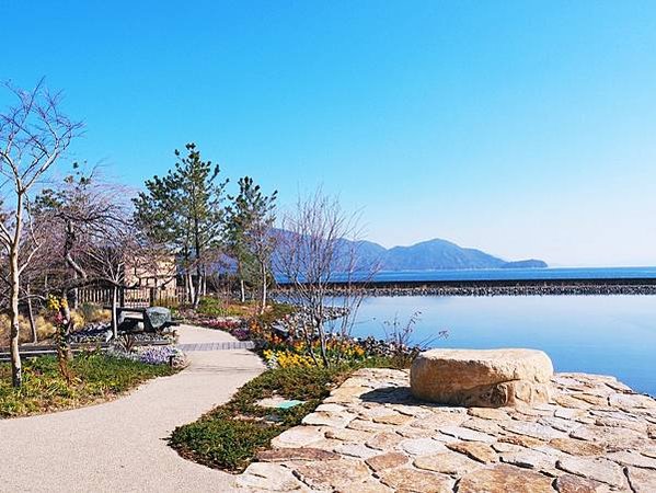 【廣島縣】坂茂*下瀨美術館：飄浮在瀨戶內海的彩色美術館，徜徉