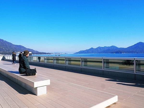 【廣島縣】坂茂*下瀨美術館：飄浮在瀨戶內海的彩色美術館，徜徉