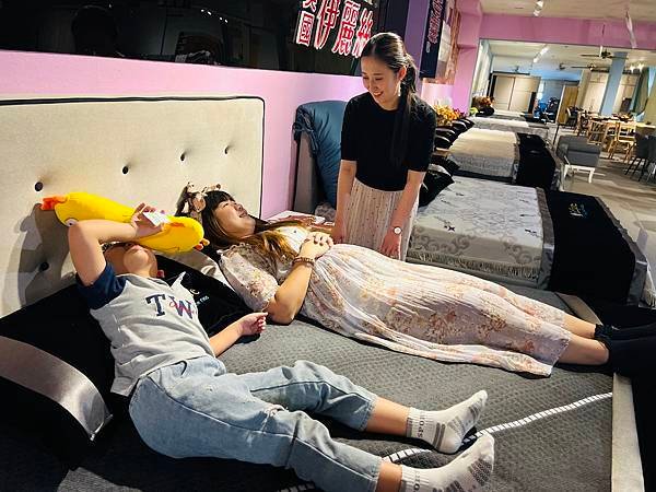 親子最幸福的床邊時光！終於挑到適合我們的床墊 彰化買床墊、沙
