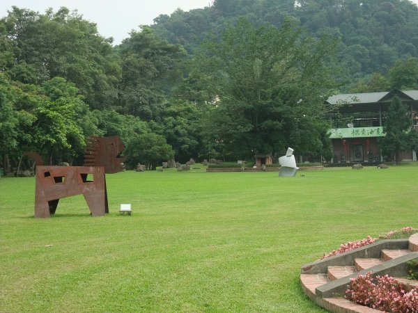 狗狗出遊〉南投埔里．玫開四度食用玫瑰園．田心心蔬食餐坊．牛耳