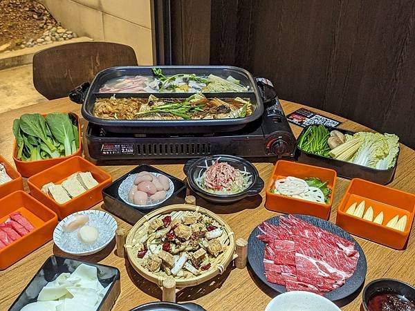 【台中美食】伙房烤魚勤美店。豪華享受不用花大錢！烤魚鍋的省錢