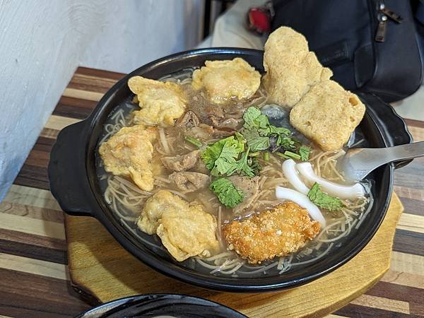 【中和美食】賴桑透抽蚵仔麵線中和店。 配料超多超狂，７種配料