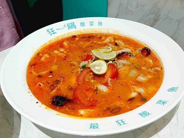 爆紅的『年輕時尚酸菜魚』。品狂一鍋美學一生   還沒開賣就超