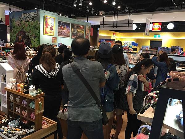 櫃姐創造了好玩的環境，讓8個髮夾要價5,000元，大家卻搶著