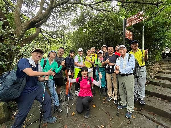 ★李永然律師參加忠誠扶輪社健行隊活動，攻上硬漢嶺，下山後與隊