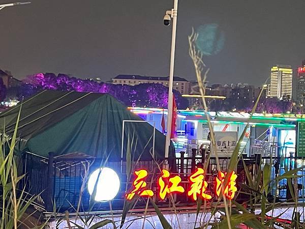 ★李永然律師在導遊的引導下，前往寧波市老外灘遊覽