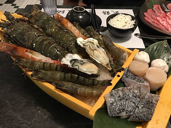 《美食》台北板橋美食｜武鶴和牛火鍋，A5和牛、龍蝦海鮮船，快