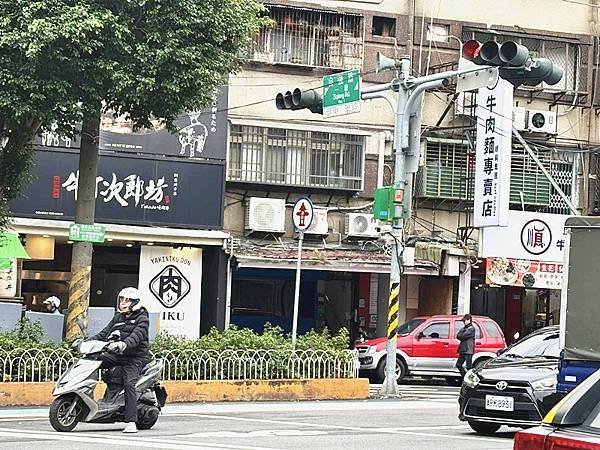 三重美食｜【丼品香】咖哩飯專賣店，價位平實，咖哩飯，免費續飯