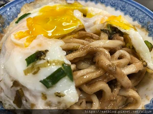 西門町捷運必吃｜萬國萍姊酸菜麵、手工酸菜＠Cecilia 西