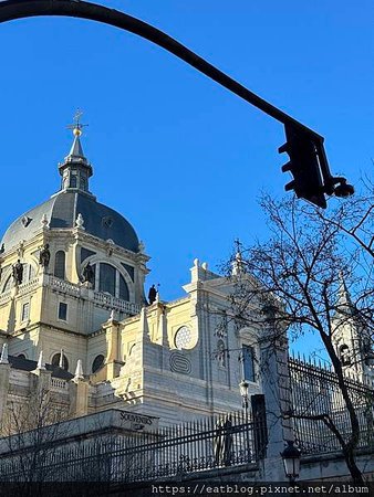 西班牙Spain｜馬德里王宮皇宮、阿穆德納聖母主教座堂Cat