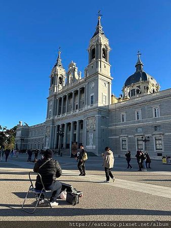 西班牙Spain｜馬德里王宮皇宮、阿穆德納聖母主教座堂Cat