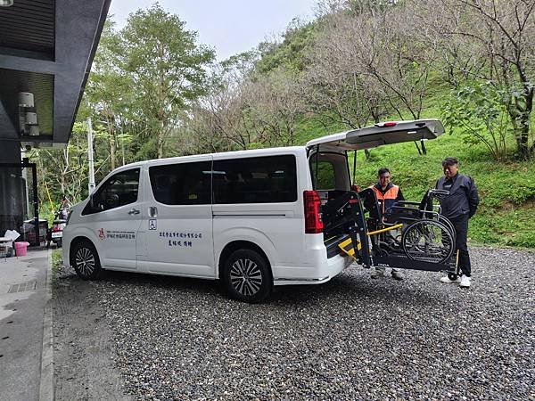 241126113551953圖說：福祉車解決坐輪椅長輩上下車移位的問題。