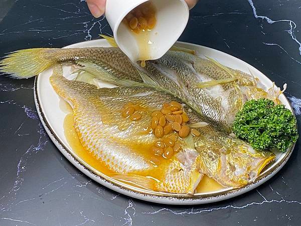 潮府醬香凍黃魚 新鮮的黃魚蒸熟後淋上主廚特製  潮汕萬用名醬普寧豆醬  再將黃魚放入冷藏  使魚肉收縮富有彈性（圖片由 渝悅撒椒提供）