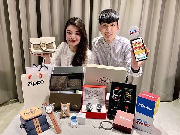 0203【PChome 24h購物 消費快訊 附件】PChome 24h購物觀察消費趨勢，以小型包、手錶、飾品等選購比例最高，且亦有過半以上的訂單為 4,000至7,000元的輕奢品。