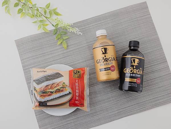 01.「GEORGIA喬亞咖啡」攜手FamilyMart 全家便利商店限時推出多款早餐優惠組合，搭配指定早餐即可享$79滿足餐優惠價(可口可樂提供)
