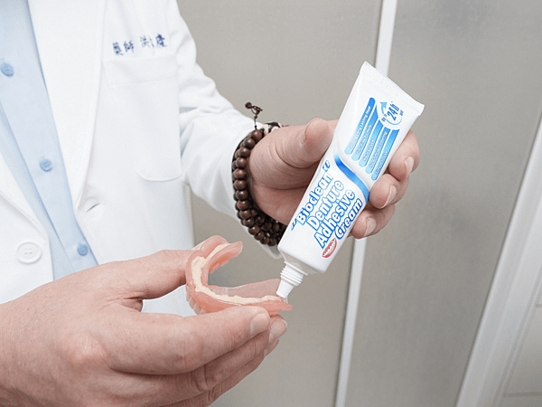 秉新藥業與瑞士口腔保健大廠bonyf攜手推出「百樂潔Bioc