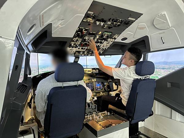 【台灣坊間有哪些模擬機機型? 波音與空巴模擬機的差異？】