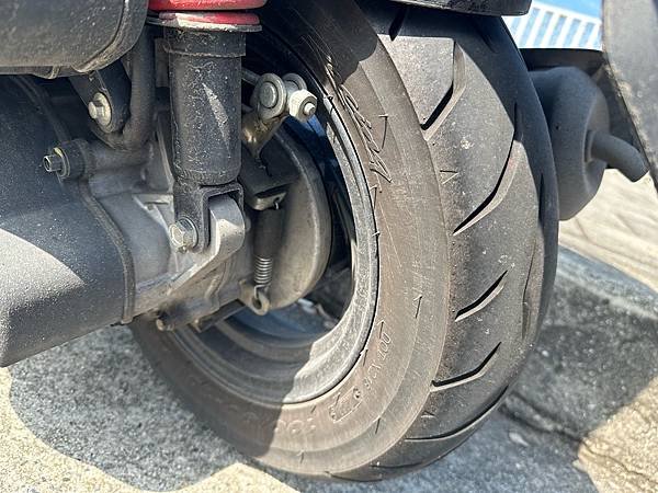 機車輪胎要怎麼清洗才乾淨？SOFT99 好神輪圈輪胎清潔劑、