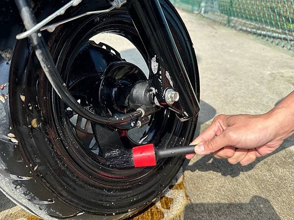 機車輪胎要怎麼清洗才乾淨？SOFT99 好神輪圈輪胎清潔劑、
