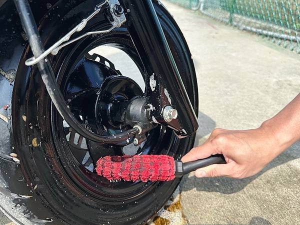 機車輪胎要怎麼清洗才乾淨？SOFT99 好神輪圈輪胎清潔劑、