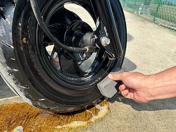 機車輪胎要怎麼清洗才乾淨？SOFT99 好神輪圈輪胎清潔劑、