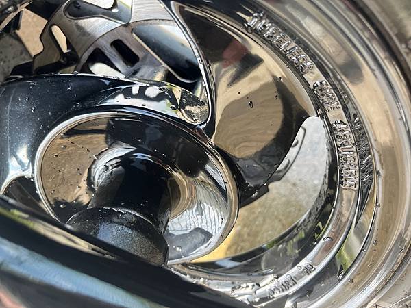 機車輪胎要怎麼清洗才乾淨？SOFT99 好神輪圈輪胎清潔劑、