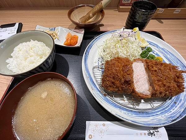 松山美食二訪【富士豬排】(附菜單)超厚的日式炸豬排定食.本人