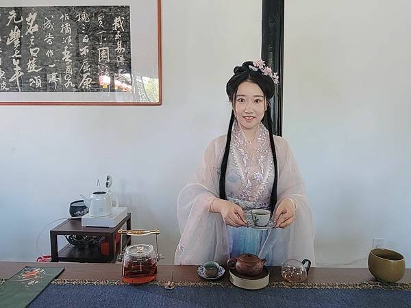 07▲蘇軾在宜興蜀山講學時，非常講究飲茶，有所謂「茶事四絕」之論：「茶當取陽羨貢茶，水當取金沙泉水，壺當用宜興紫砂，火當燒桑葉煮茶。」（攝影／水靜葳環遊世界366天）