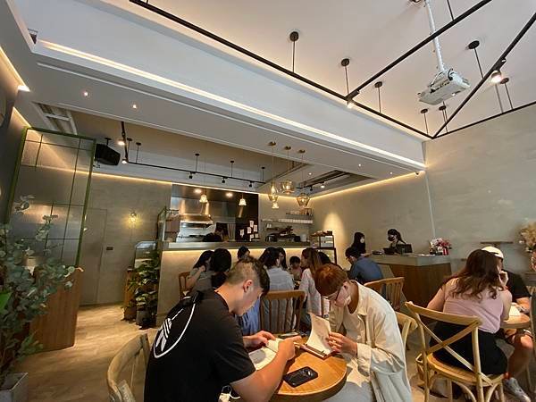 桃園美食｜藝文特區總圖書館旁寵物友善咖啡廳推薦，霧夜Nafu