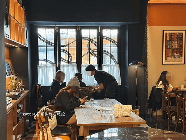 [台中西區]NEWSSTAND咖啡廳:彷彿來到英倫街頭、書報