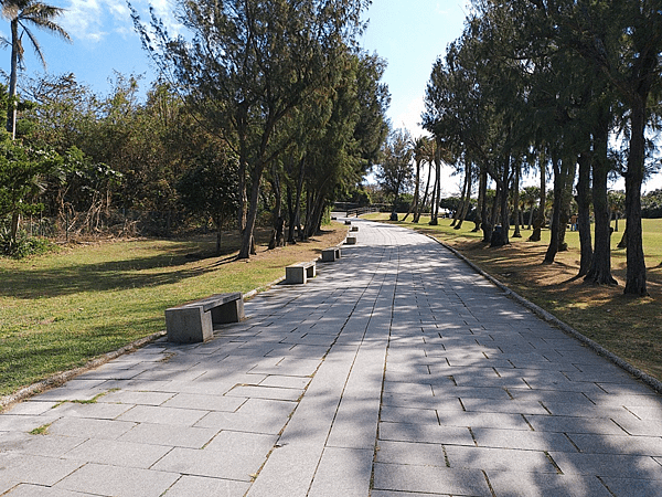 屏東旅遊景點.墾丁鵝鑾鼻公園是有著全台最浪漫白色燈塔之稱，最