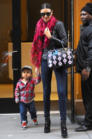 glamour.com-images-fashion-2012-11-Miranda-Kerr-street-style-fa-w352